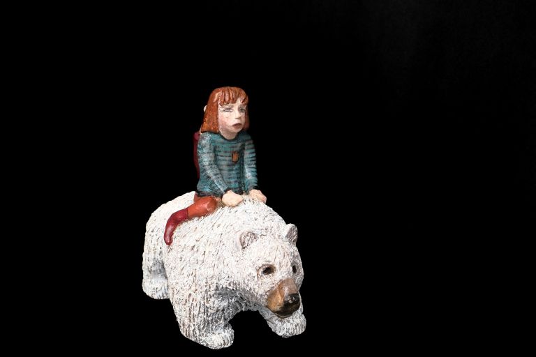 keramiek beeldje met meisje op rug van ijsbeer