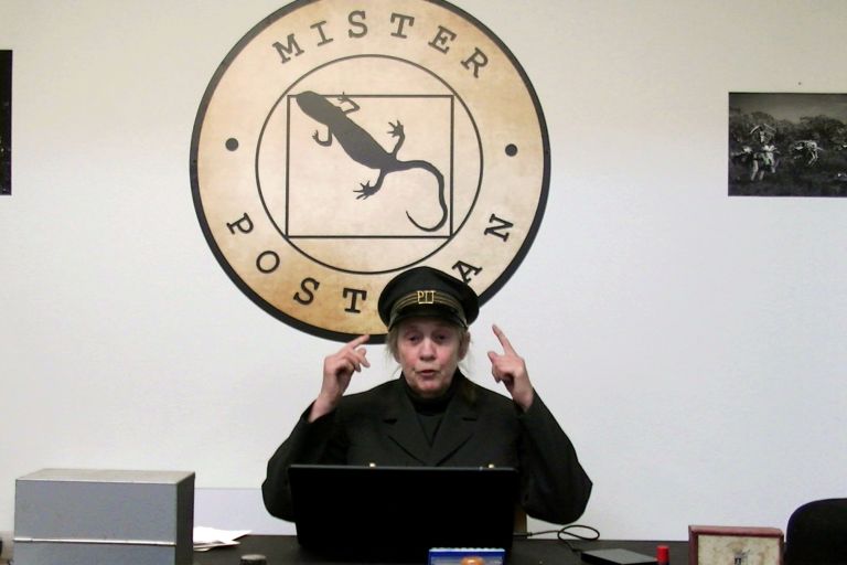 Manja Kindt als Mister Postman